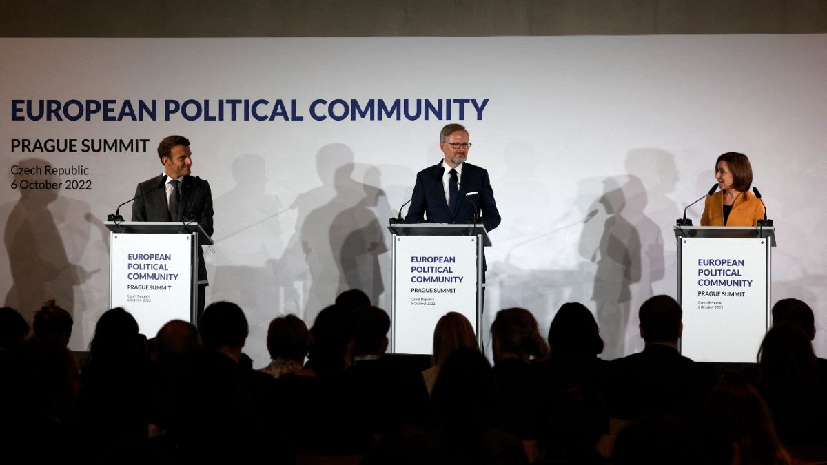 French President Emmanuel Macron (L), Czech Prime Minister Petr Fiala (C) and Moldovan President Maia Sandu at a news conference at the European Summit in Prague, Oct. 6, 2022