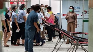 Des habitants font la queue pour donner leur sang dans l'hôpital local pour les victimes d'une attaque meurtrière dans une garderie au nord-est de la Thaïlande - 06.10.2022