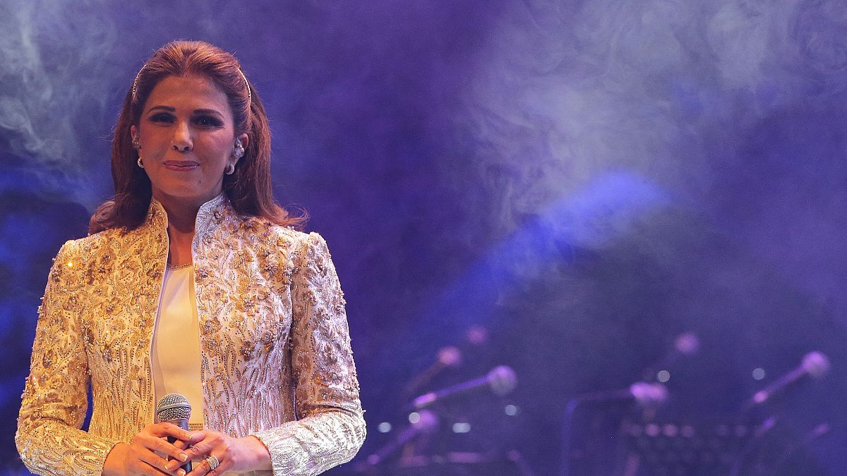 المغنية اللبنانية ماجدة الرومي تغني في ليلة افتتاح مهرجان بيت الدين في جبال الشوف اللبنانية، جنوب شرق بيروت، في 26 يونيو 2014
