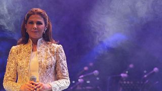 المغنية اللبنانية ماجدة الرومي تغني في ليلة افتتاح مهرجان بيت الدين في جبال الشوف اللبنانية، جنوب شرق بيروت، في 26 يونيو 2014