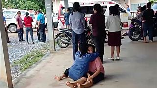 پشت در مهد کودکی در استان نونگ بوا لامفو تایلند خانواده‌های نگران جمع شده‌اند.