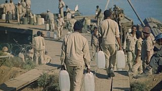 تحت إشراف الأمم المتحدة، القوات المصرية تحمّل سفن برمائية بصفائح مياه وإمدادات أخرى لنقلها عبر قناة السويس إلى الجيش المصري الثالث في أكتوبر 1973 