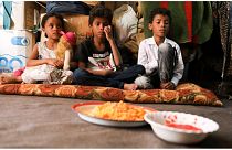 أطفال أمل حسن ينتظرون الطعام في منزلهم المكون من غرفة واحدة في صنعاء باليمن 29 أغسطس/ آب 2022.
