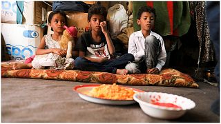 أطفال أمل حسن ينتظرون الطعام في منزلهم المكون من غرفة واحدة في صنعاء باليمن 29 أغسطس/ آب 2022.