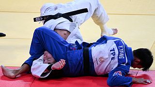 L'Israélien Yam Wolczak (blanc) et le Taïwanais Yang Yung Wei combattent pour la médaille de bronze dans la catégorie des moins de 60 kg