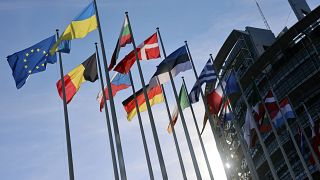 Le drapeau ukrainien flotte devant le parlement européen, à Bruxelles