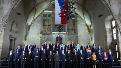 Ευρωπαίοι ηγέτες στην Πράγα για την πρώτη Σύνοδο της Ευρωπαϊκής Πολιτικής Κοινότητας.