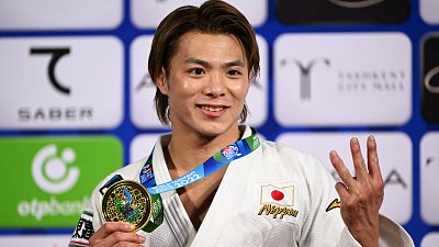 Hifumi Abe, ganador en menos de 66 kilos, posa con su medalla de campeón del Mundo