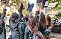 اعتراضات دختران و زنان، عکس: شبکه‌های اجتماعی