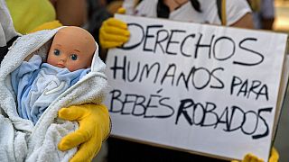 In Spanien wurden zur Zeit des Franco-Regimes, hunderttausende Babys von ihren Eltern getrennt