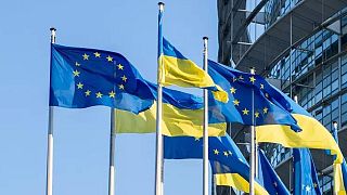 پرچم‌های اتحادیه اروپا و اوکراین مقابل پارلمان اروپا