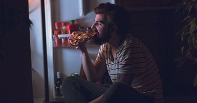 Study looks at why late-night eating increases obesity risk — Harvard  Gazette