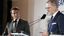 El presidente de Francia, Emmanuel Macron, junto al primer ministro de República Checa, Pietr Fiala