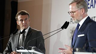 A francia elnök és a cseh kormányfő a prágai csúcstalálkozón 2022. október 6-án