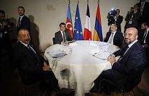 El presidente azerí, Ilham Aliyev; el presidente francés, Emmanuel Macron, el primer ministro armenio, Nikol Pashinián; y el presidente del Consejo Europeo, Charles Michel.