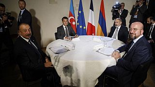 Emmanuel Macron, Charles Michel, Nikol Pashinyan e Alham Aliyev em Praga