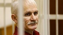 Der Friedensnobelpreis 2022 geht unter anderem an Ales Bjaljazki, der in Belarus wegen angeblicher Steuerhinterziehung im Gefängnis sitzt. Er gilt als politischer Gefangener.