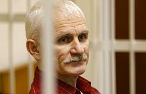 Der Friedensnobelpreis 2022 geht unter anderem an Ales Bjaljazki, der in Belarus wegen angeblicher Steuerhinterziehung im Gefängnis sitzt. Er gilt als politischer Gefangener.