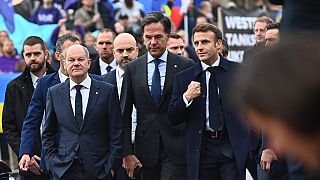 Olaf Scholz, Mark Rutte e Emmanuel Macron, na cimeira informal da UE, em Praga