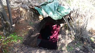 حفر كهذه تحولت إلى بيوت للجنود الأوكرانيين على خط الجبهة في أوكرانيا. 2022/10/05
