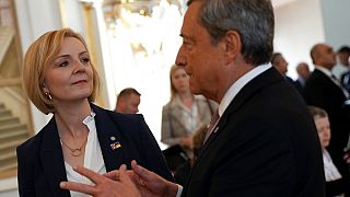 Liz Truss discute con Mario Draghi. (Praga, 6.10.2022)