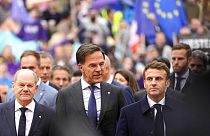 Deutschlands Kanzler Scholz, der niederländische Ministerpräsident Rutte und Frankreichs Staatspräsident Macron