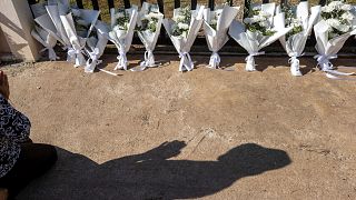 أزهار بيضاء أمام مسرح الجريمة التي أدت إلى مقتل 37 شخصاً