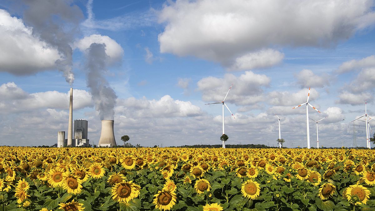 Egy szén- és egy szélerőmű közvetlen egymás mellett Németországban