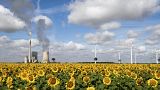 Egy szén- és egy szélerőmű közvetlen egymás mellett Németországban