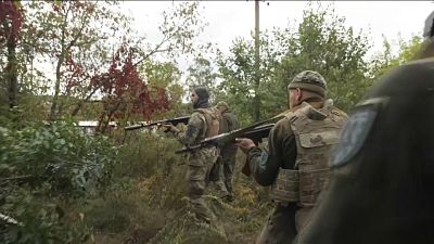 القوات الأوكرانية تبحث عن فلول الجيش الروسي بعد انسحابه من إحدى البلدات