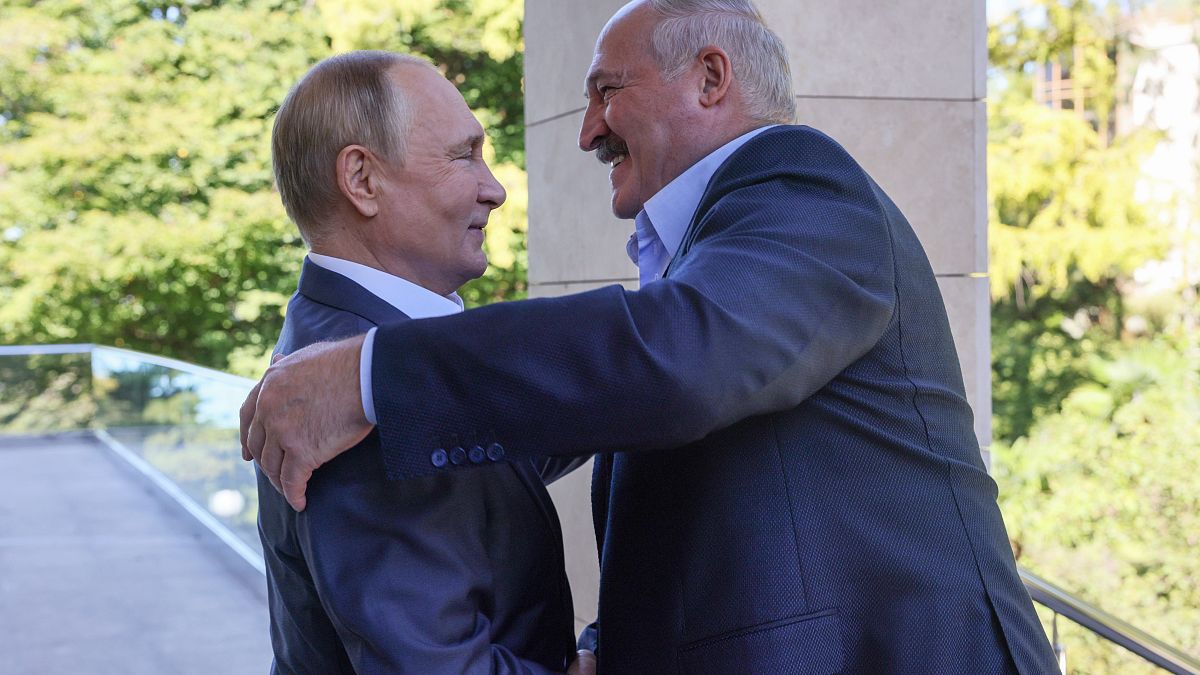 Vlagyimir Putyin fogadja Aljakszandr Lukasenkát a szocsi Bocsarov Rucsejben 2022. szeptember 26-án.