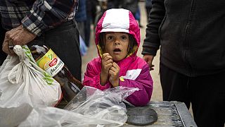 Une enfant attend de recevoir de l'aide humanitaire, à Izioum, Ukraine, le 2 octobre 2022