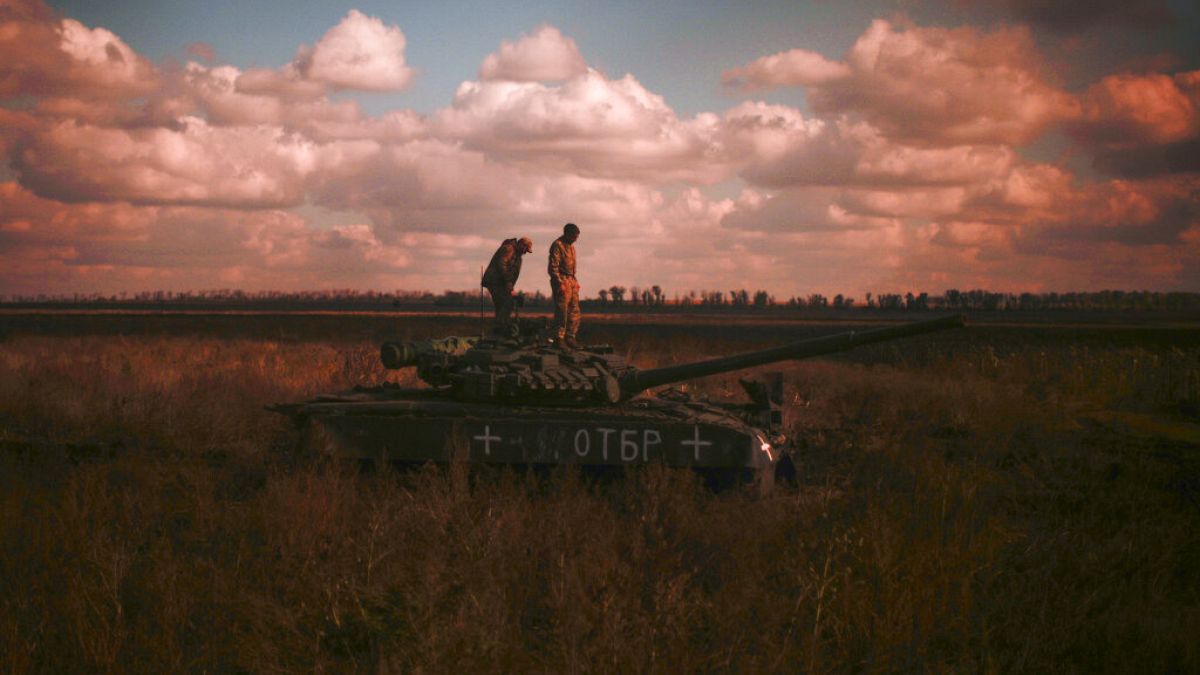 Des soldats ukrainiens sur un tank, près de Borova dans l'Est de l'Ukraine, le 7 octobre 2022