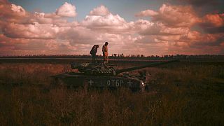 Des soldats ukrainiens sur un tank, près de Borova dans l'Est de l'Ukraine, le 7 octobre 2022