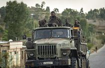 جنود حكوميون إثيوبيون في مؤخرة شاحنة على الطريق المؤدي إلى أبي عدي في منطقة تيغراي بشمال إثيوبي، 11 مايو 2021