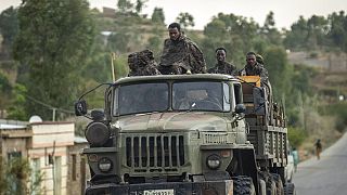 جنود حكوميون إثيوبيون في مؤخرة شاحنة على الطريق المؤدي إلى أبي عدي في منطقة تيغراي بشمال إثيوبي، 11 مايو 2021