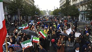مسيرة للتعبير عن دعم المتظاهرين الإيرانيين بعد وفاة مهسا أميني إثر إلقاء القبض عليها من قبل "شرطة الأخلاق"، 2 أكتوبر 2022، باريس.