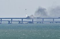 Fumée au-dessus du pont de Crimée endommagé par une explosion le 08/10/2022