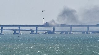 Fumée au-dessus du pont de Crimée endommagé par une explosion le 08/10/2022