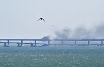 طائرة هليكوبتر تلقي المياه لاخماد النار على جسر القرم في كيرتش، القرم، 8 أكتوبر 2022