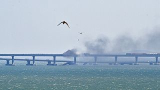 طائرة هليكوبتر تلقي المياه لاخماد النار على جسر القرم في كيرتش، القرم، 8 أكتوبر 2022