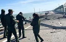 Orosz nyomozók a felrobbantott krími hídon