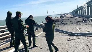 Orosz nyomozók a felrobbantott krími hídon