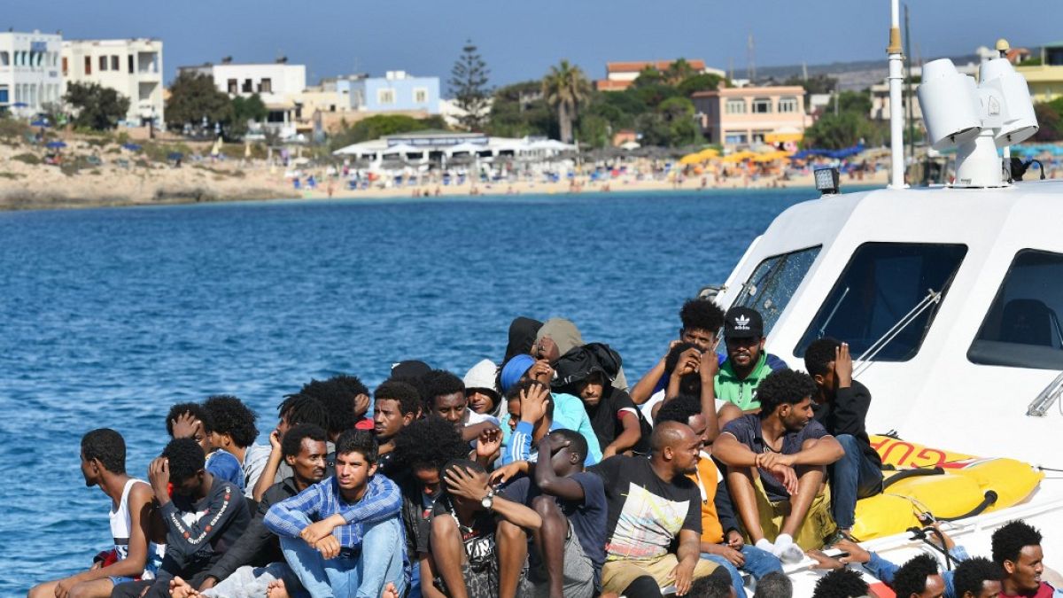 مهاجرون من تونس وليبيا يصلون على متن قارب حرس الحدود الإيطالي (خفر السواحل) في جزيرة بيلاجي الإيطالية في لامبيدوزا، 1 أغسطس، 2020.