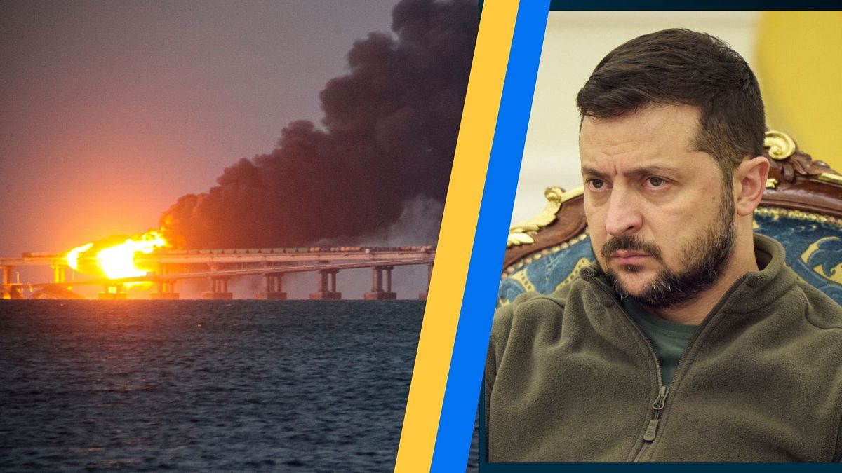 à doite, le président ukrainien Volodymyr Zelensky. À gauche, le pont russe de Crimée, endommagé par une explosion