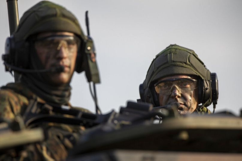 Soldaten der 41. Mechanisierten Infanteriebrigade der Bundeswehr nehmen am Samstag, den 8. Oktober 2022, an einer militärischen Übung auf dem Truppenübungsplatz Gaiziunai teil