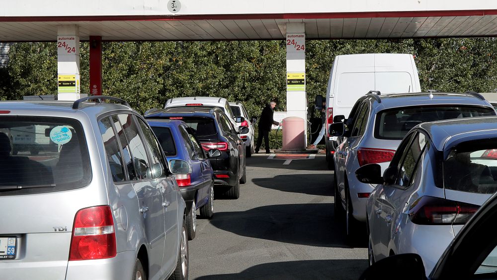 En France, le carburant s’épuise – à cause des grèves et de l’essence moins chère
