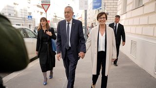  Alexander Van der Bellen köztársasági elnök és felesége, Doris Schmidauer szavazni megy Bécsben