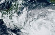 Cette image satellite du samedi 8 octobre 2022 montre la tempête tropicale Julia, en bas à droite, à 16 heures.