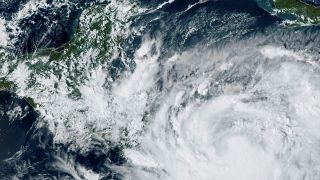 Cette image satellite du samedi 8 octobre 2022 montre la tempête tropicale Julia, en bas à droite, à 16 heures.